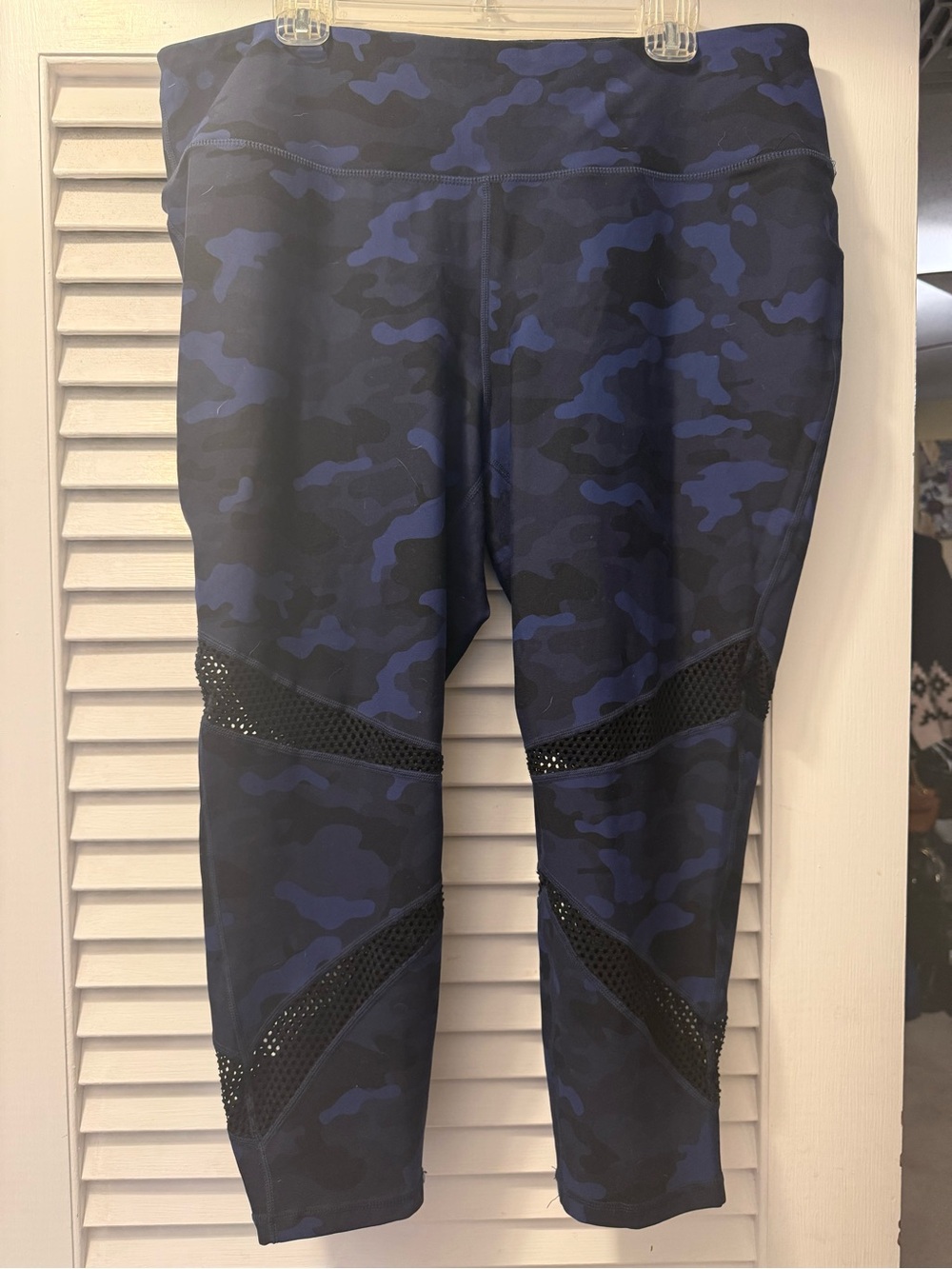 Torrid Active Blue & Black Camo Workout  7/8 Crop Leggings w/mesh accents.